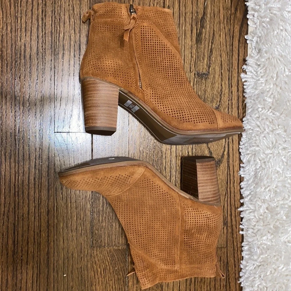 Toms Lunata Cinnamon Brown Suede Perforated Block Heel Ankle Booties Size 9.5